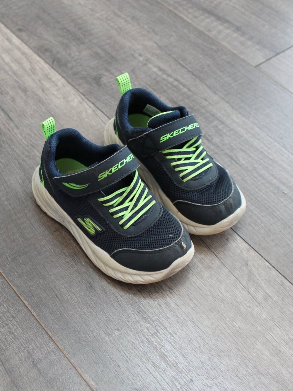 Sketchers toddler shoes size 9
